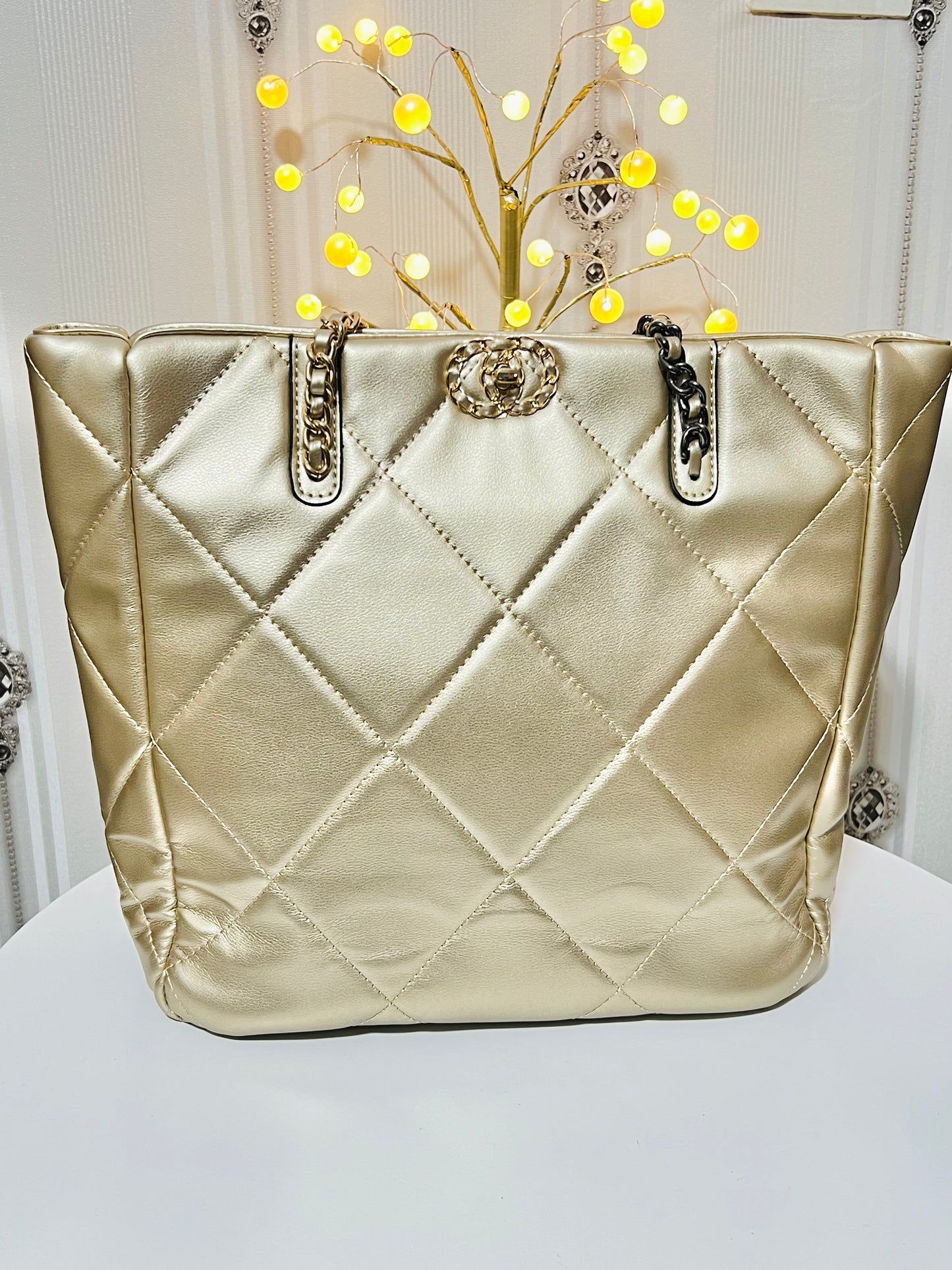 Quilted large handbag with metallic sling