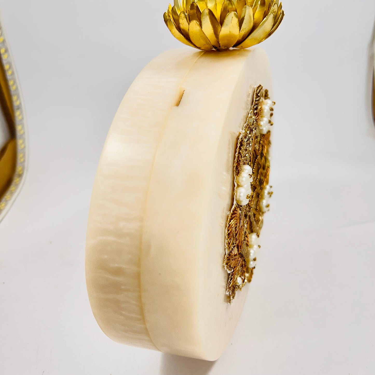 Resin clutch with slings