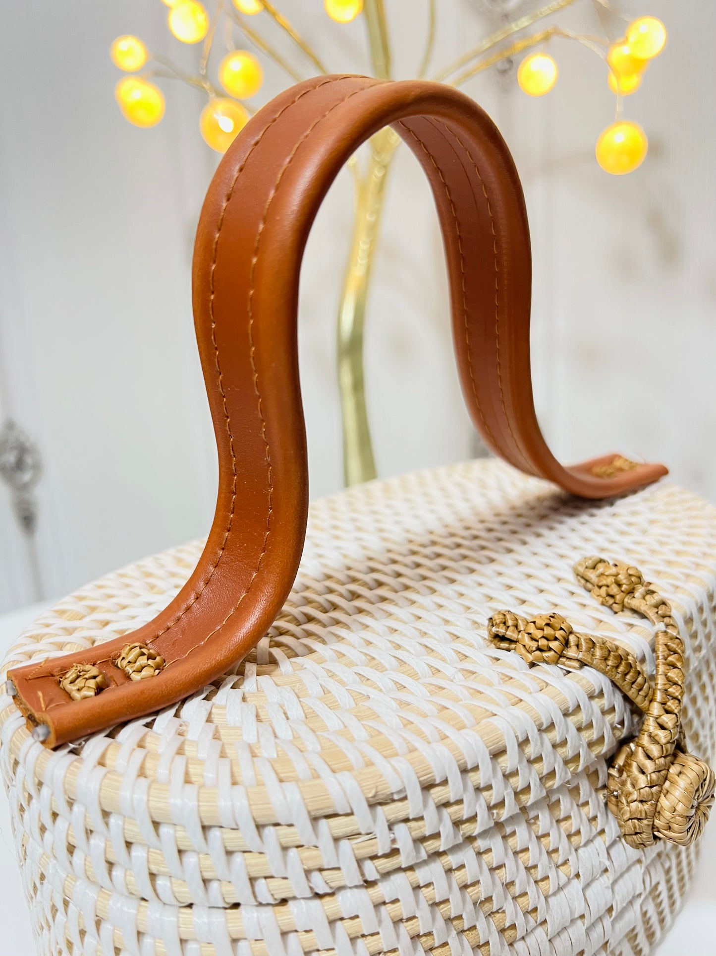 Checks with loop white handbag with printed inner body