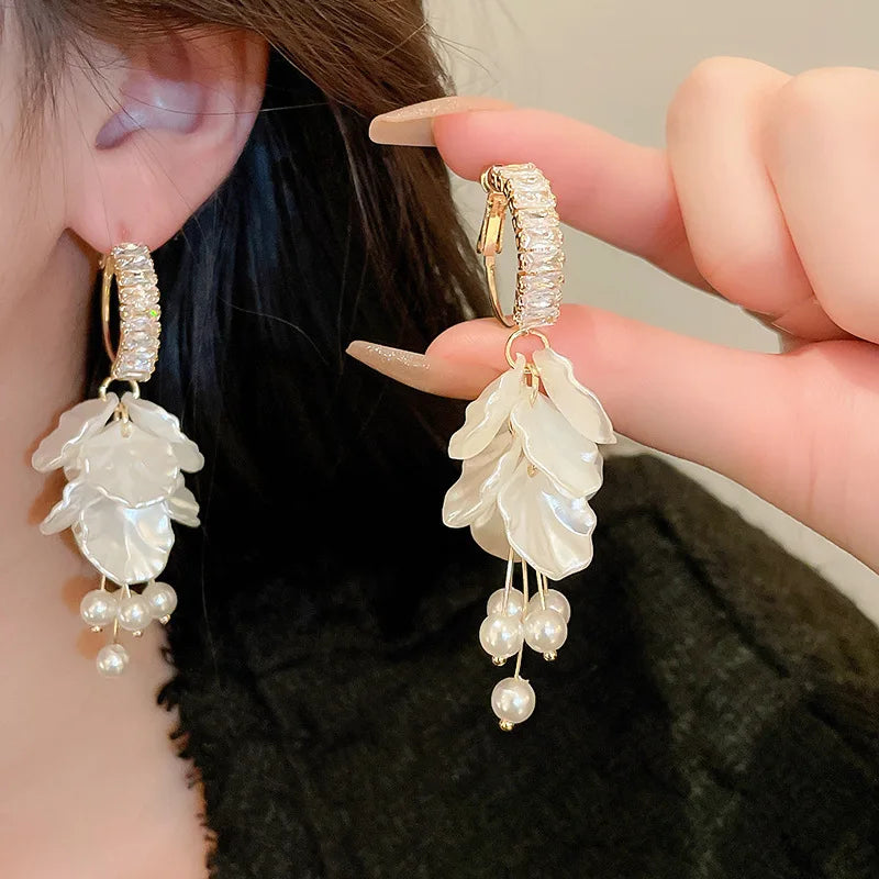 Shescity Trendy Fashionable Shell Flower Designer Drop Earrings Jewelry Brass Gold Plated Stud Earrings for Women