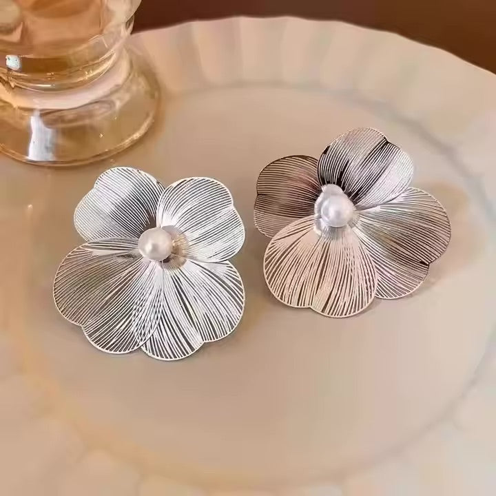 Silver Needle Metal Net Flower Pearl Earrings European and American Elegant Unique Style Design Flower Stud Earrings