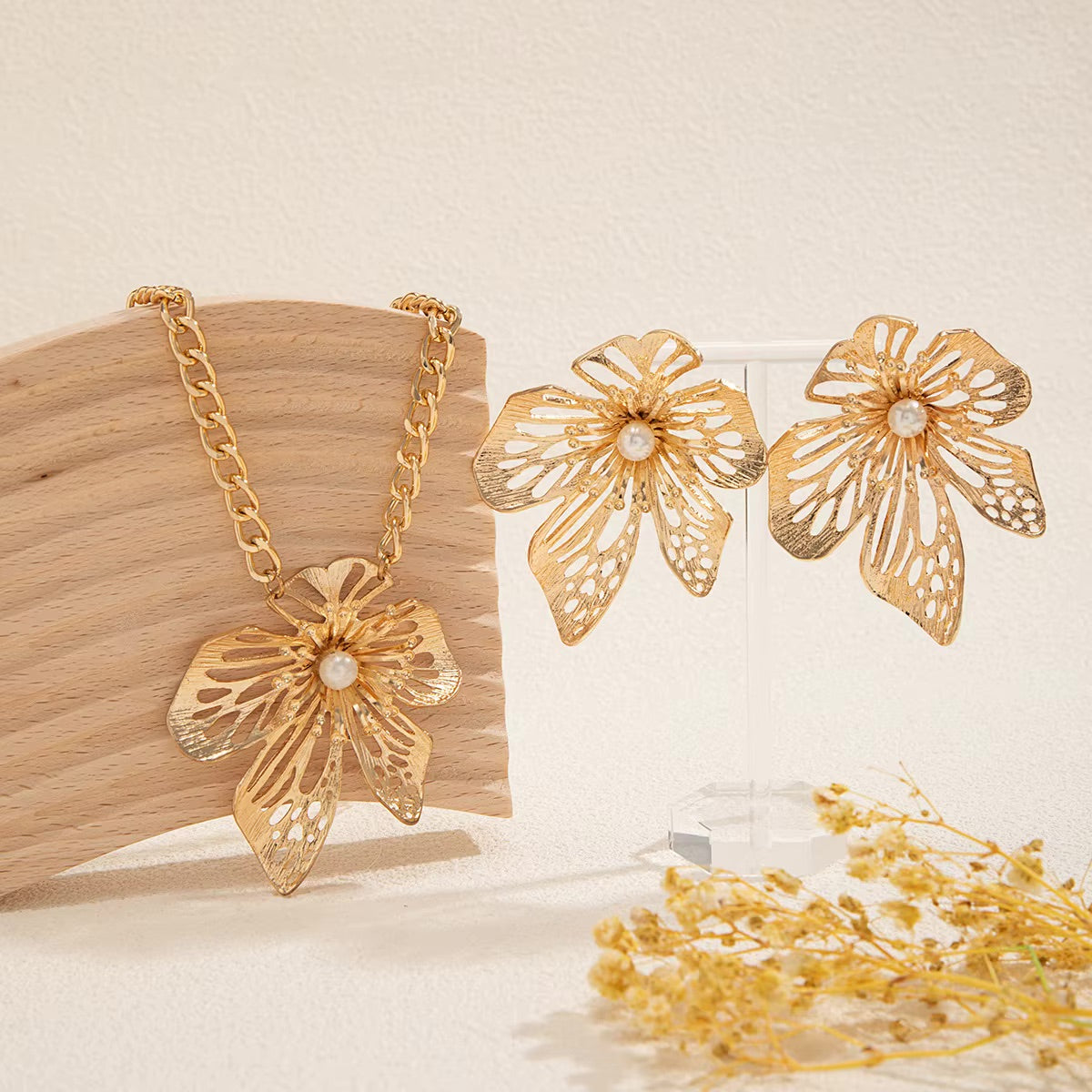 Fashion Jewelry Women's Exaggerated Large Flower Necklace Metal Chain Hollow Flower Necklace Set