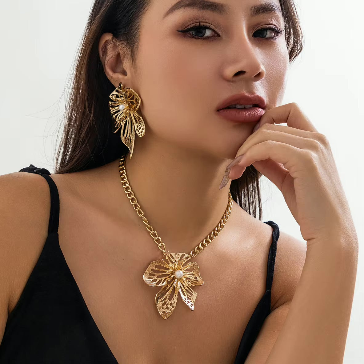 Fashion Jewelry Women's Exaggerated Large Flower Necklace Metal Chain Hollow Flower Necklace Set