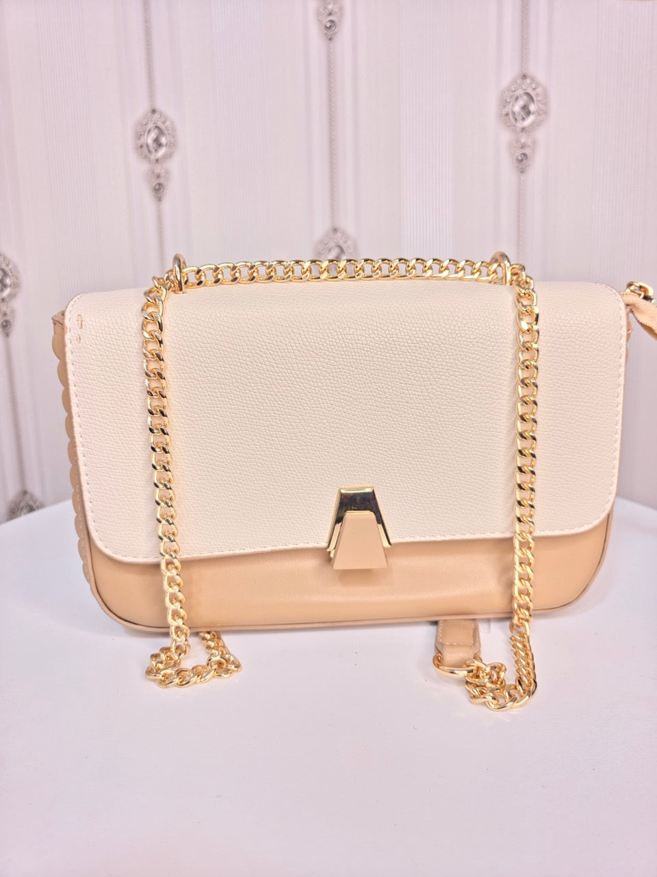Stylish girl metallic sling handbag