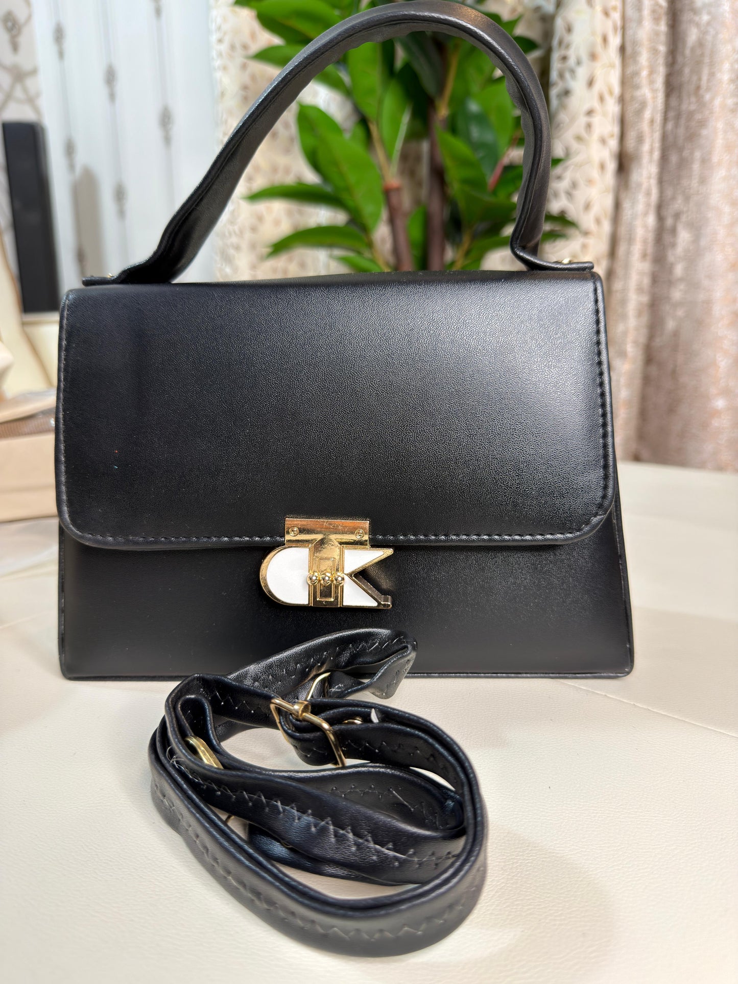 Elegant Cream Top-Handle Handbag with Distinctive Gold Clasp