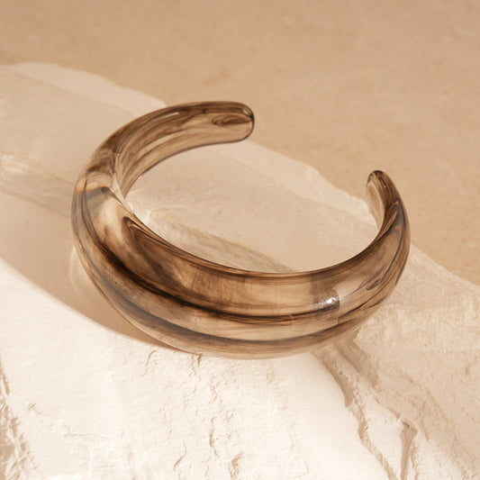 Chic Tortoiseshell Resin Cuff Bracelet - Stylish Statement Accessory