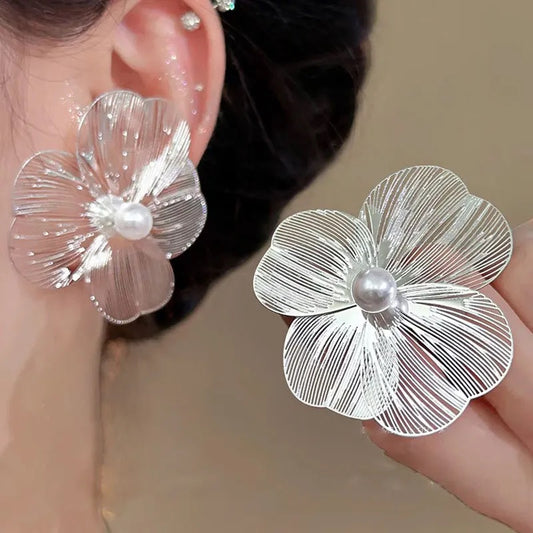 Silver Needle Metal Net Flower Pearl Earrings European and American Elegant Unique Style Design Flower Stud Earrings