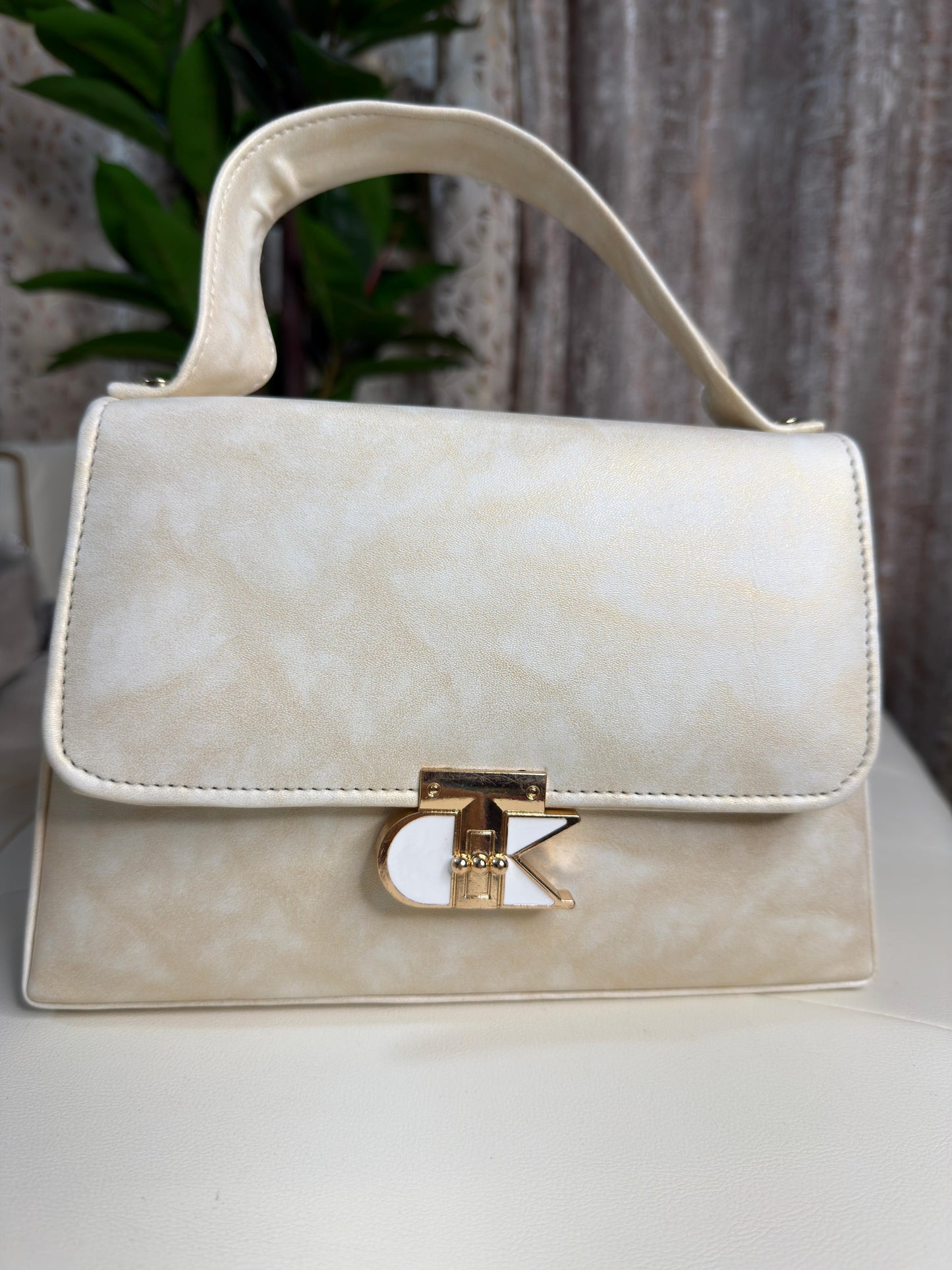 Elegant Cream Top-Handle Handbag with Distinctive Gold Clasp