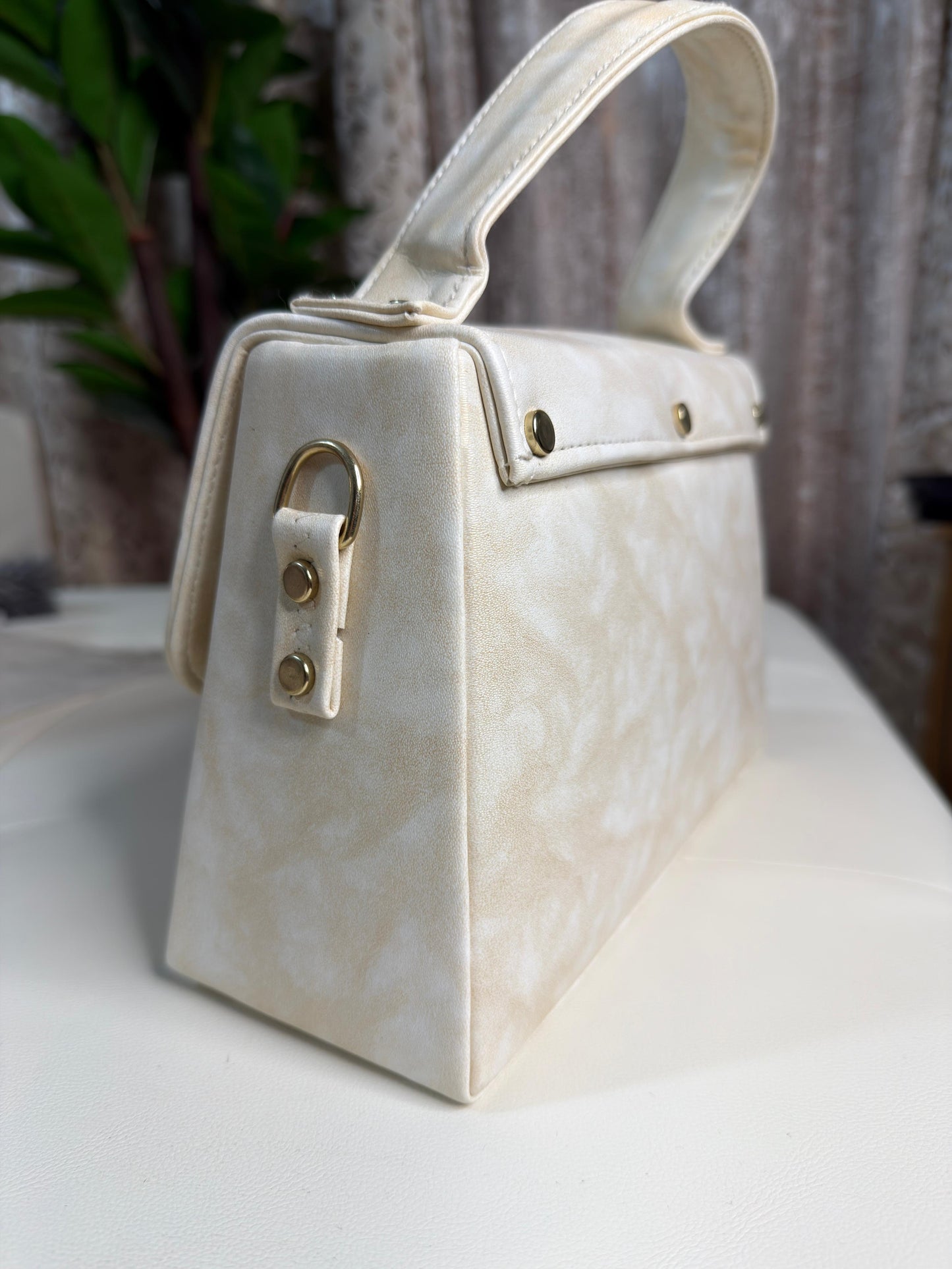 Elegant Cream Top-Handle Handbag with Distinctive Gold Clasp