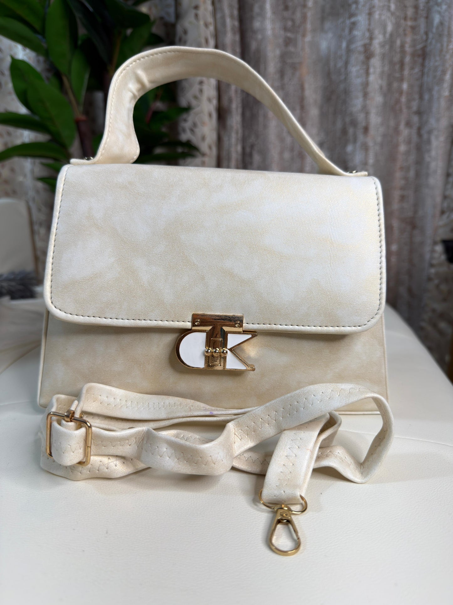 Elegant Cream Top-Handle Handbag with Distinctive Gold Clasp