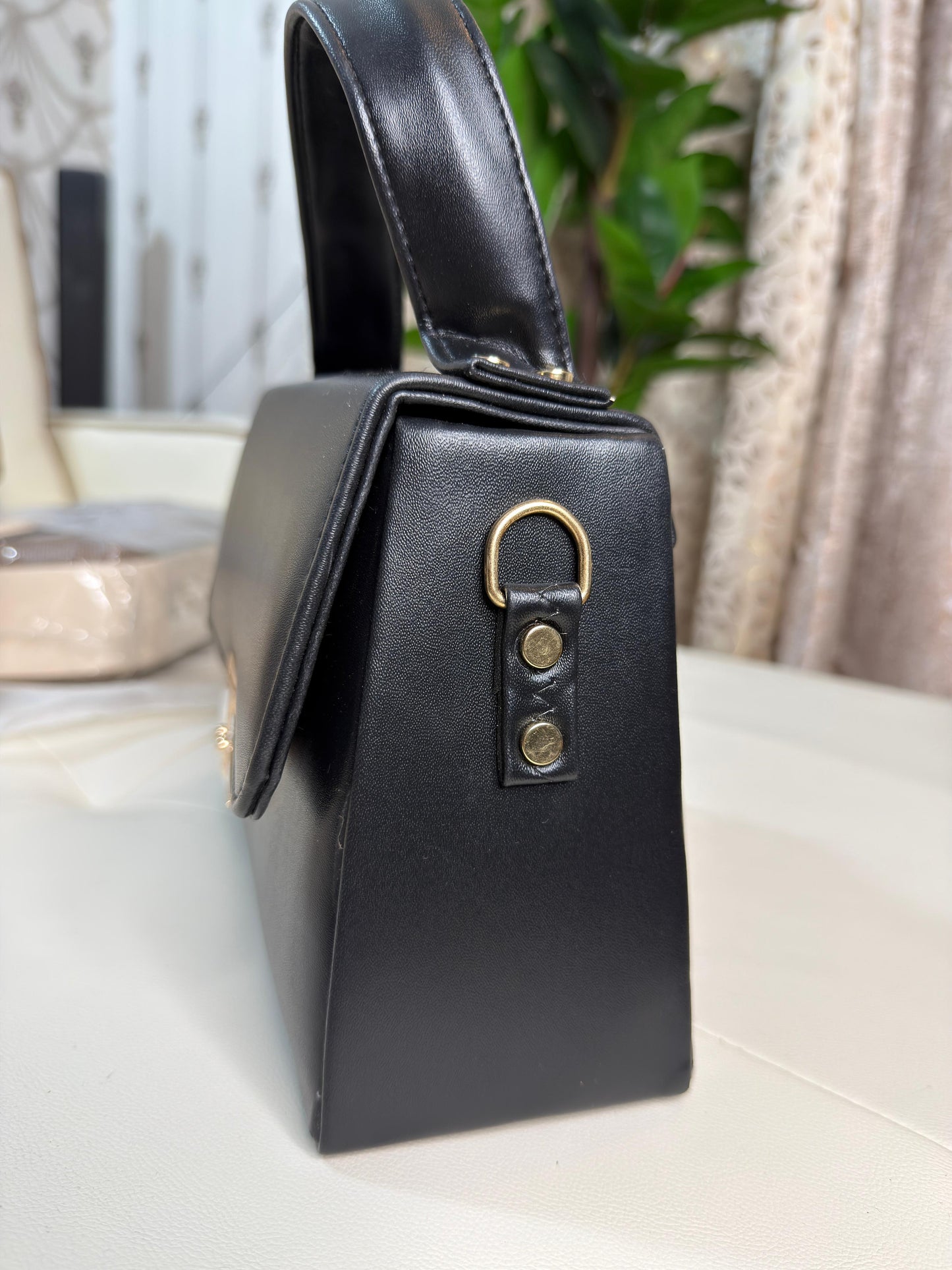 Elegant Cream Top-Handle Handbag with Distinctive Gold Clasp