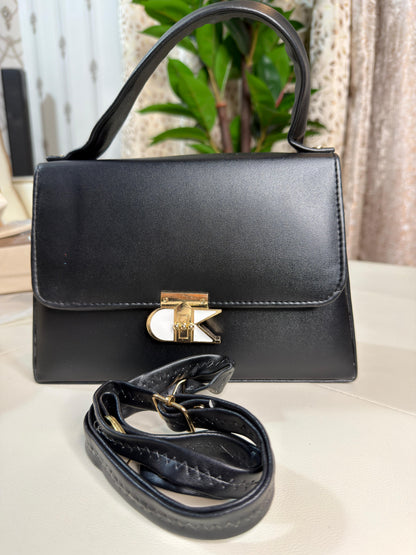 Elegant Cream Top-Handle Handbag with Distinctive Gold Clasp