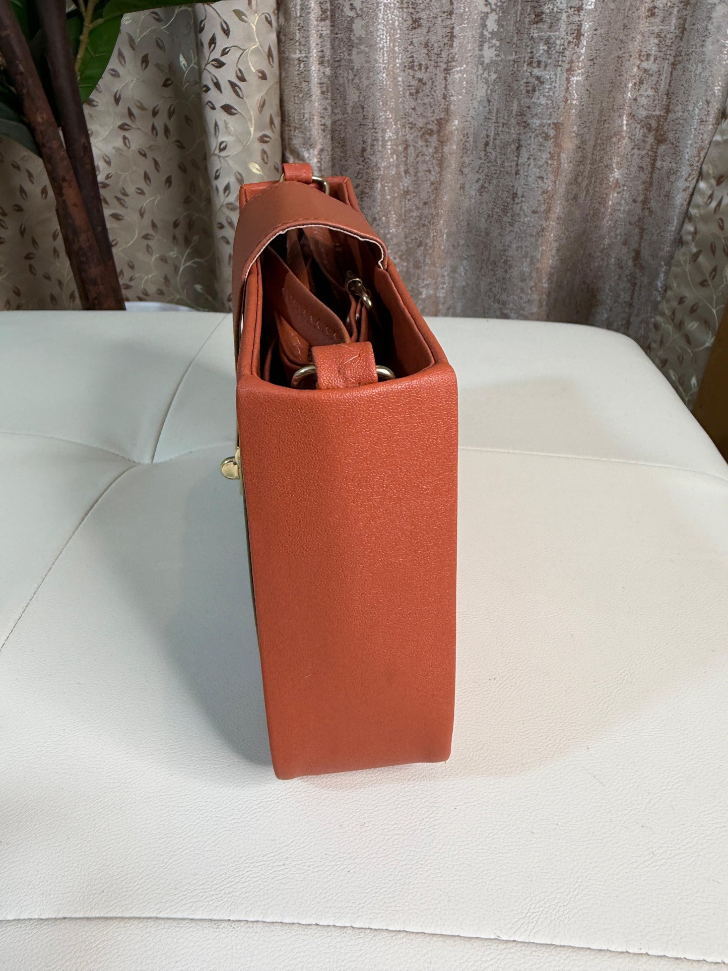 Chic Two-Tone Crossbody Bag with Gold-Tone Clasp