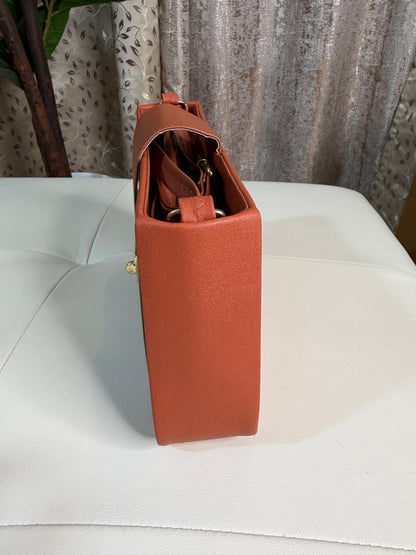 Chic Two-Tone Crossbody Bag with Gold-Tone Clasp