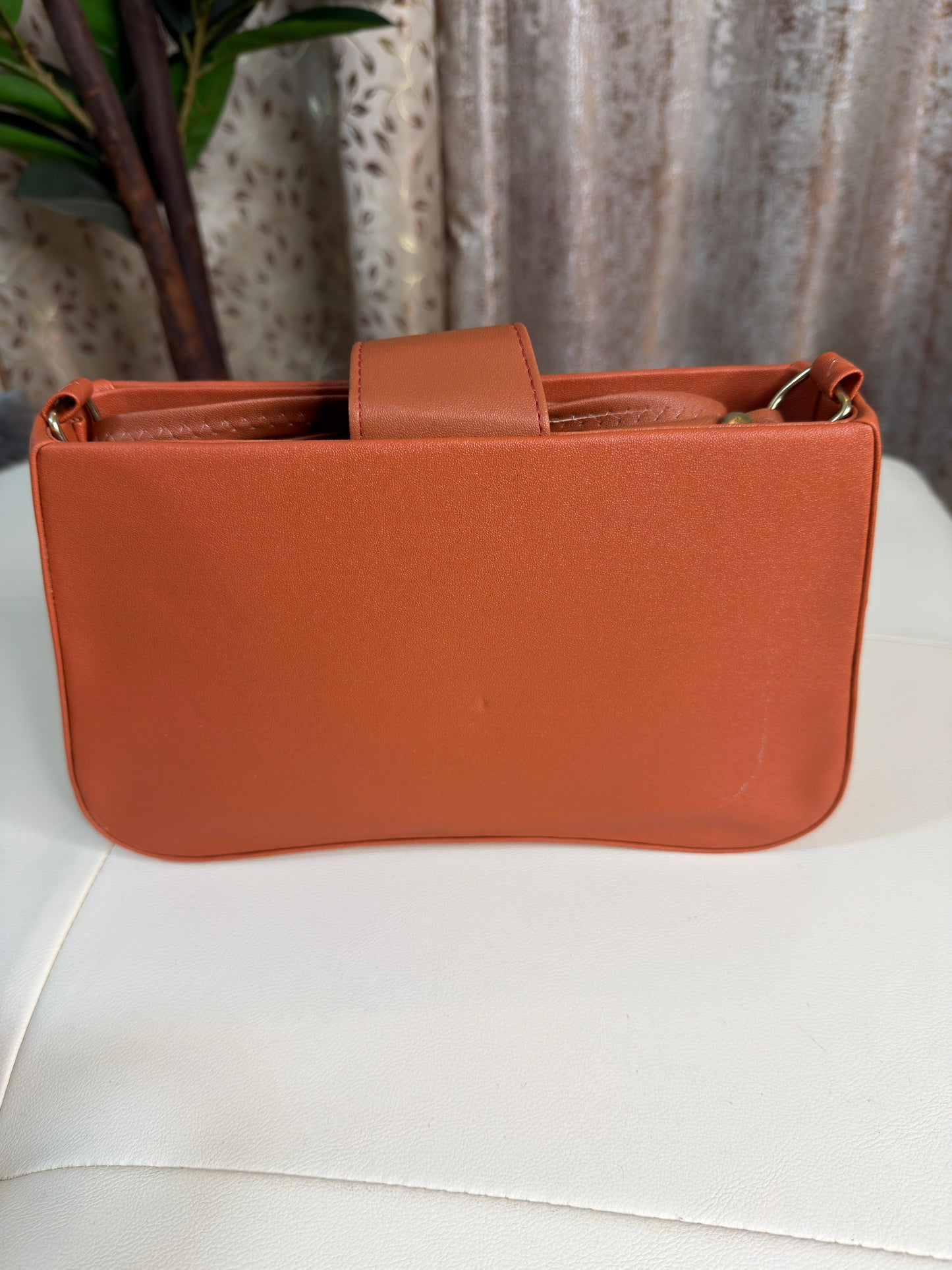 Chic Two-Tone Crossbody Bag with Gold-Tone Clasp