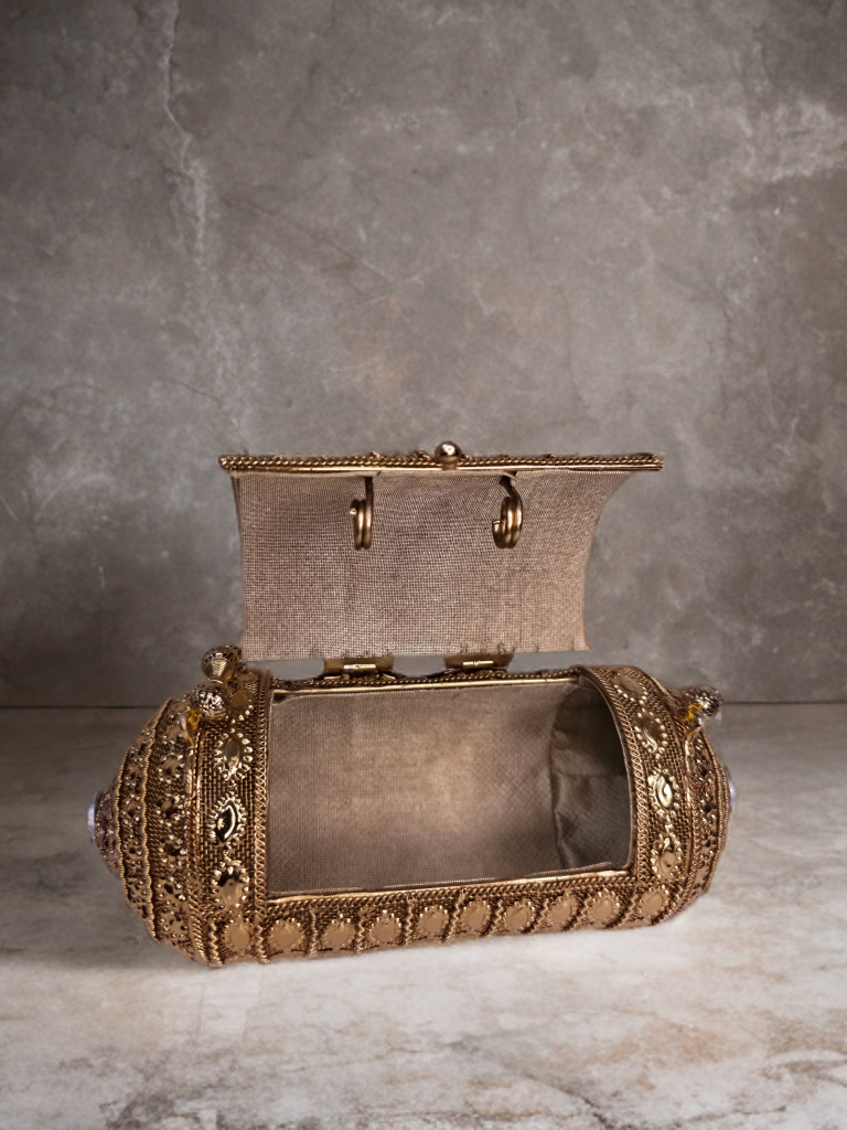 Oval shaped Noor clutch - design 1